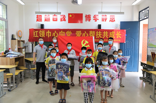 紅領巾心向黨，愛心幫扶共成長，開展愛心助學捐贈活動